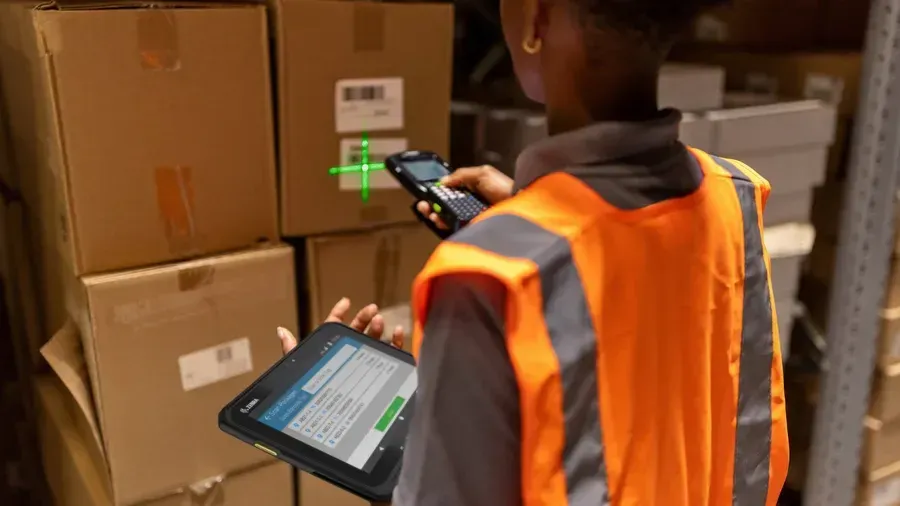Order handling on a tablet among boxes